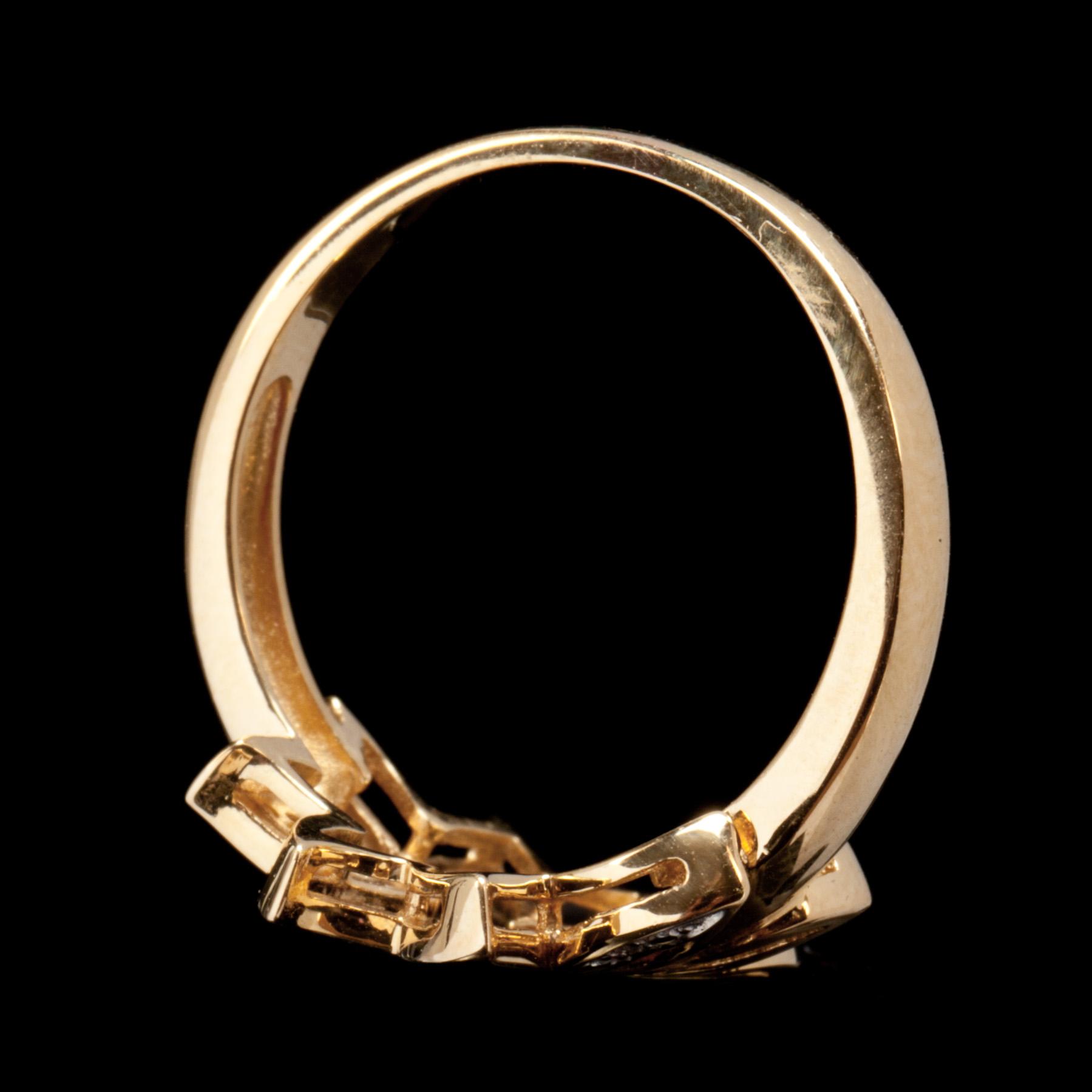 RING, 18k guld, besatt med 3 små diamanter. Vikt ca 4,1 g.