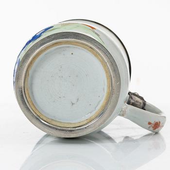 Nils Gram d ä, mugg med silverlock, kompaniporslin och silver, Köpenhamn 1756 samt Qingdynastin Qianlong (1736-95).