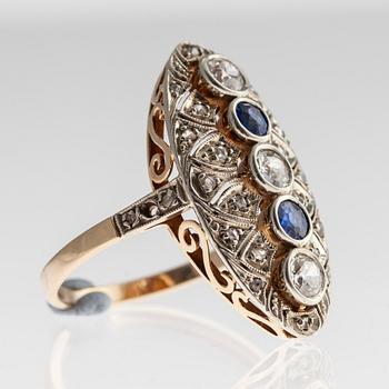 A RING, 14K gold, old- and rose cut diamonds c. 0,75 ct, sapphires. Size 17,5. Weight 5 g.