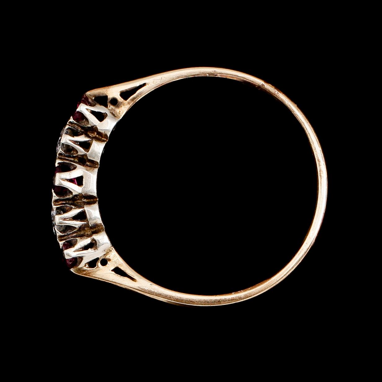 RING, 9 k guld med 3 rubiner samt 2 briljantslipade diamanter. Total vikt ca 2 gram.