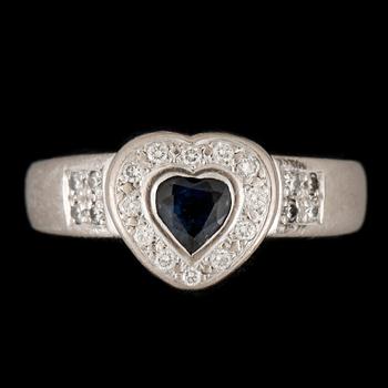 RING, 18k vitguld med hjärtslipad safir och briljantslipade diamanter 0,20ct. Vikt 7,3g.
