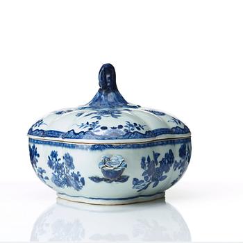 A melon shaped blue and white tureen with cover, Qing dynasty, Qianlong (1736-95).