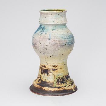 KYLLIKKI SALMENHAARA, A CERAMIC VASE. Signed KS, Arabia.