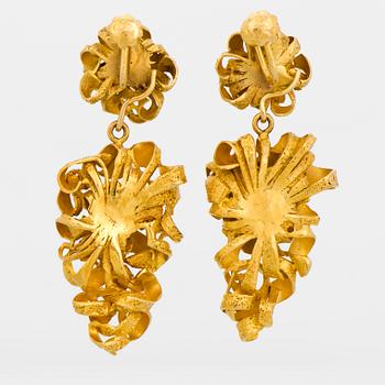 LOTTA ORKOMIES, BROOCH and EARRINGS, 18K . A. Tillander, Helsingfors 1969.