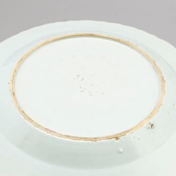 A blue and white export serving dish and a pair of plates, Qing dynasty, Qianlong (1736-95).