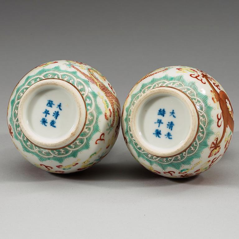 VASER, ett par, porslin. Republik (1912-49) med Guangxu respektive Qianlong sex karaktärers märke.