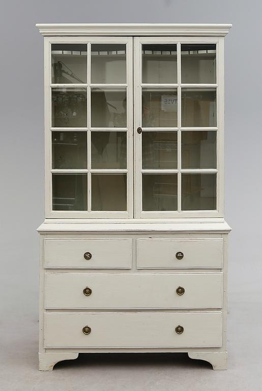VITRINSKÅP, 1800-talets första hälft, senare montering.