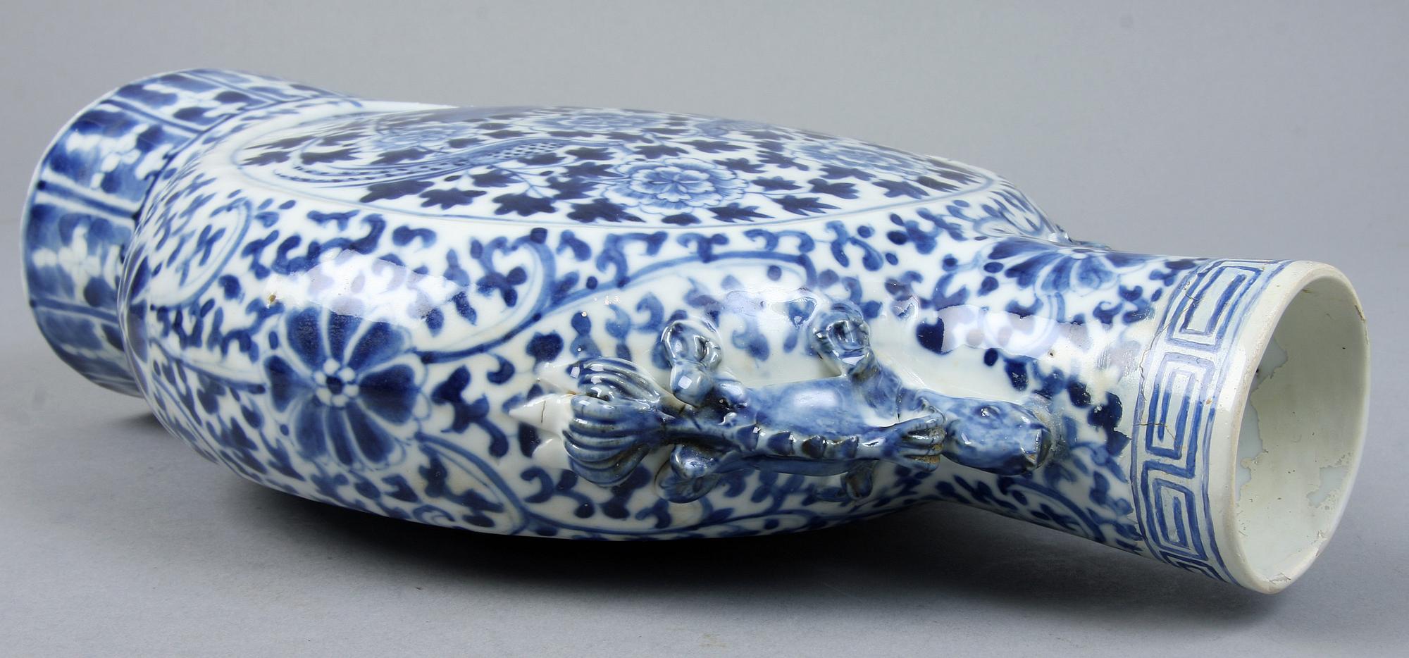 PILGRIMSVASER, ett par, porslin, Kina, 1800-tal.