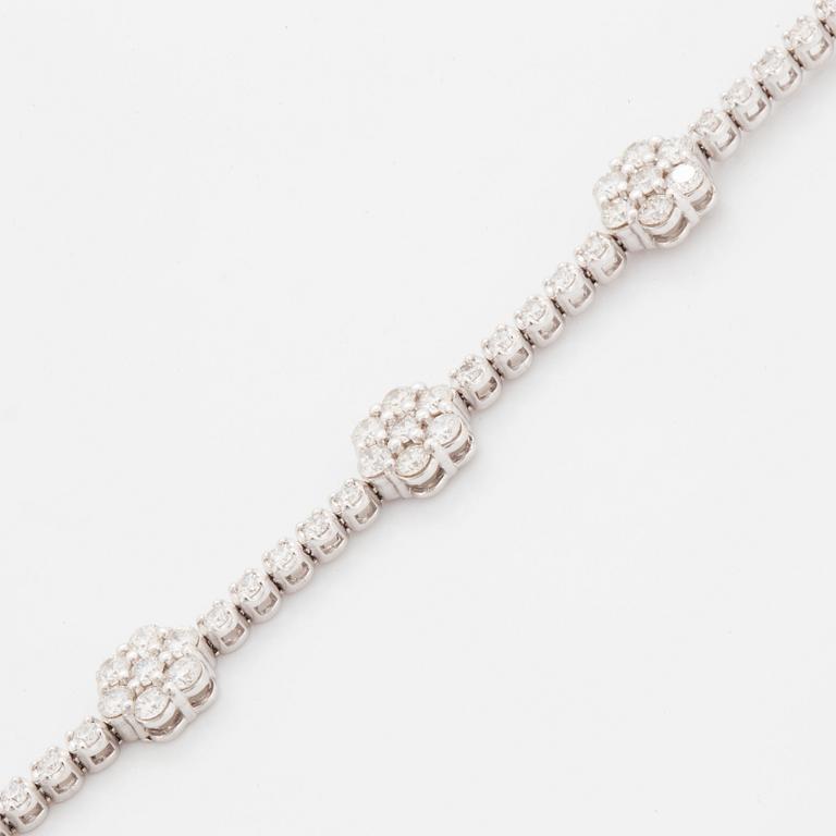 Armband med briljantslipade diamanter.