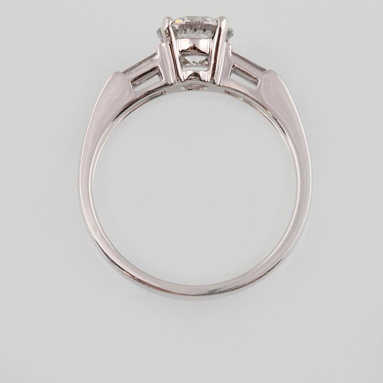 RING, 18K vitguld med briljantslipad diamant ca 1.05 ct samt 2 baguettslipade diamanter ca 0.17 ct. Vikt 3,2 gram.