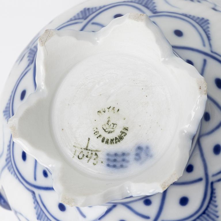 Royal Copenhagen, Skålfat på fot och vas, porslin, "Musselmalet halvblond" resp "Musselmalet helblond", modell 634 och 1043, 1889-1922.