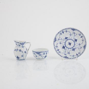 Royal Copenhagen, kaffe- samt teservisdelar, 33 delar, porslin. "Musselmalet", Danmark.