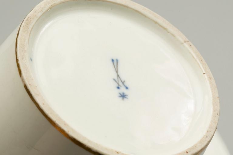 KAFFEKANNA samt TALLRIK, porslin, okänd tillverkare resp Meissen, Marcolinis-period(1774-1814).