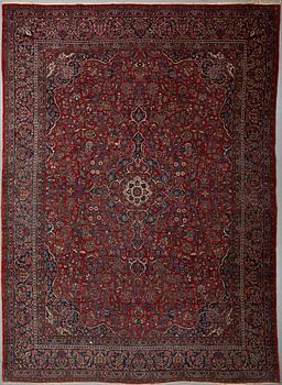 A carpet, semi-antique Kashan, ca 424,5 x 308 cm.