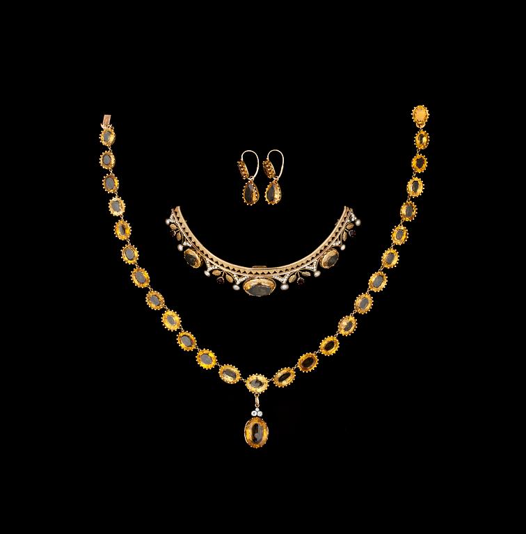 GARNITYR, 3 delar, diadem, collier samt örhängen, guld med citriner samt gammalslipade diamanter. 1800-tal.