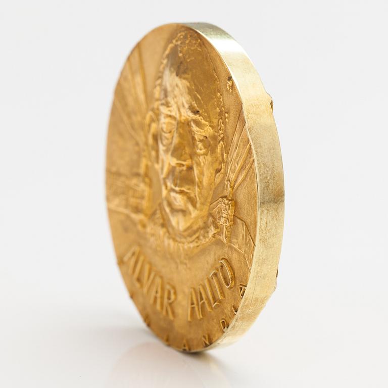 Medalj, Alvar Aalto Finlandia, 18K guld. Design Eila Hiltunen. Kultateollisuus, Åbo 1974. Numrerad 3.