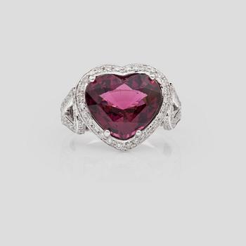 1272. RING med hjärtformad rodolitgranat 6.12 ct samt briljantslipade diamanter totalt 0.98 ct.