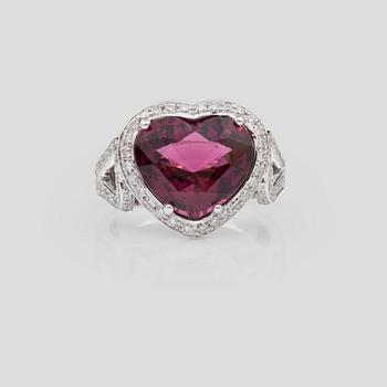 1272. RING med hjärtformad rodolitgranat 6.12 ct samt briljantslipade diamanter totalt 0.98 ct.