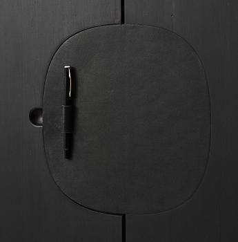 Mathieu Gustafsson, skåp, prototyp, "Tecknaren", utfört av snickarmästarna Markus Karlbom & Hannu Hietamäki, Burhult, 2024.