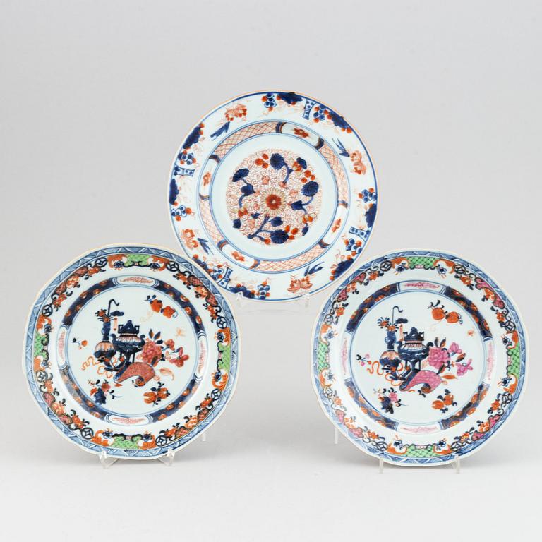 A group of five export porcelain dishes, Qing dynasty, 18-19th century.