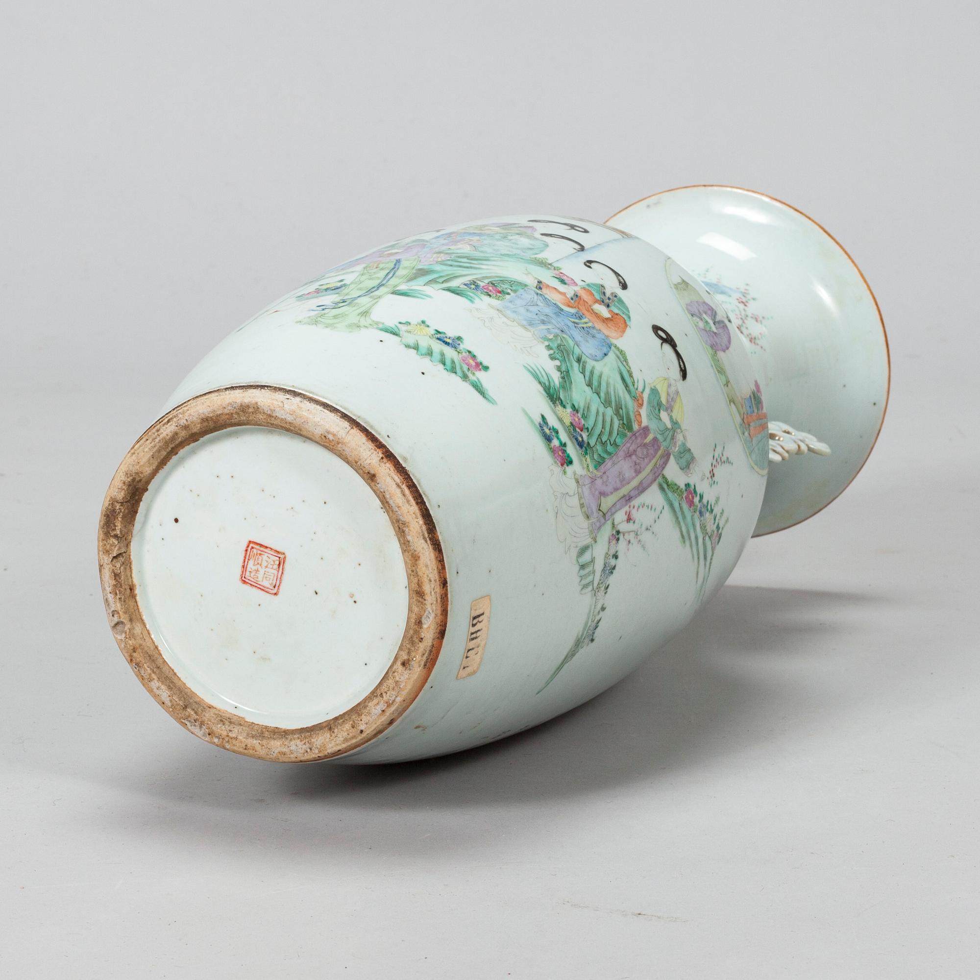 A Chinese porcelain vase by Wang Tong Shun, 20th Century.