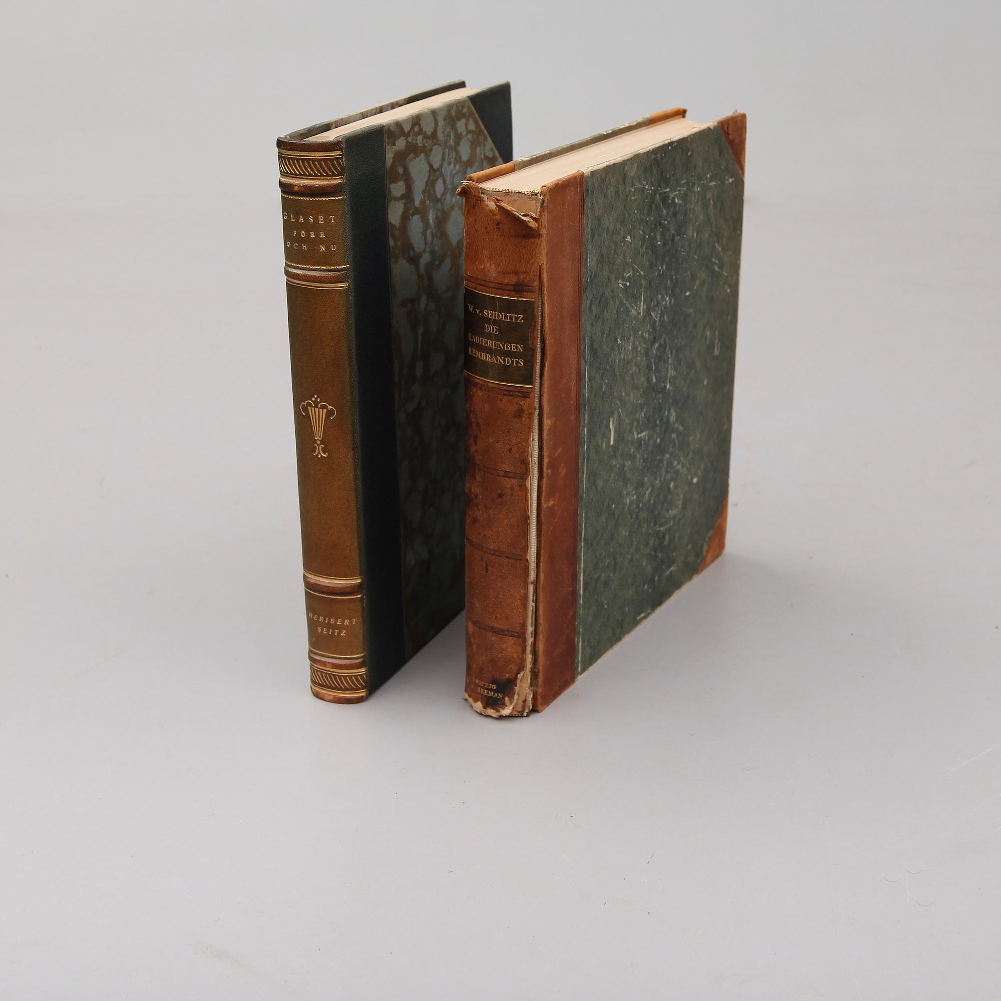 BÖCKER: Glaset Förr och Nu, Seitz, 1933. Die Radierungen Rembrandts, 1922. 2 volymer.