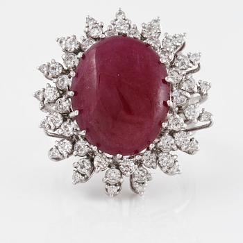RING, 18K vitguld med naturlig cabochonslipad rubin, 16.15 ct samt små briljantslipade diamanter. Vikt 14,1 gram.