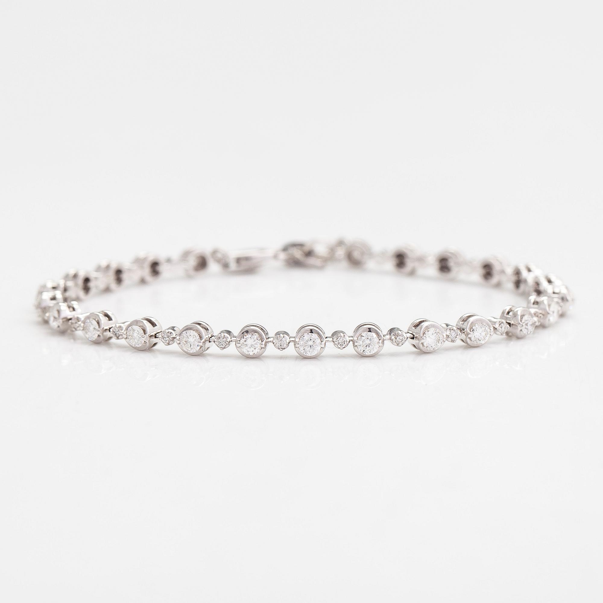 Rannekoru, 18K valkokultaa ja timantteja n. 0.78 ct yht kaiverruksen mukaan.