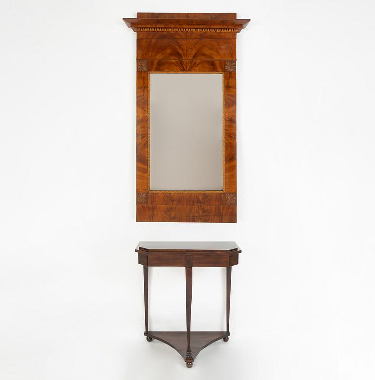 Spegel, empire, 1800-talets mitt, samt konsolbord, empirestil, omkring år 1900.