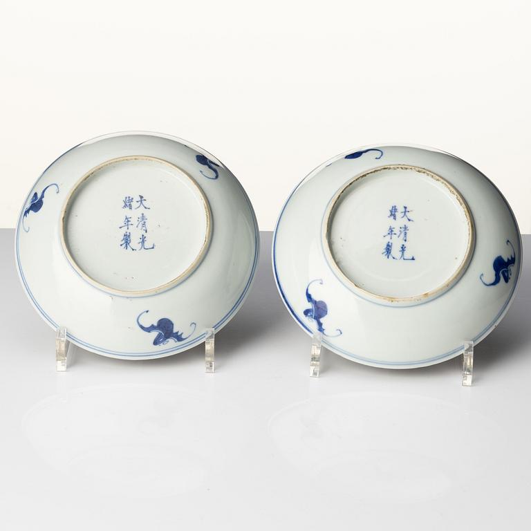 A pair of dragon dishes, Qing dynasty with Guangxu six character mark and of the period (1875-1908).