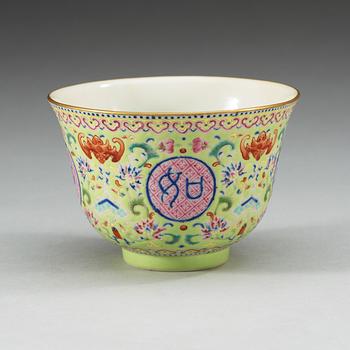 A famille rose green ground bowl, Qing dynasty, with Qianlongs seal mark.