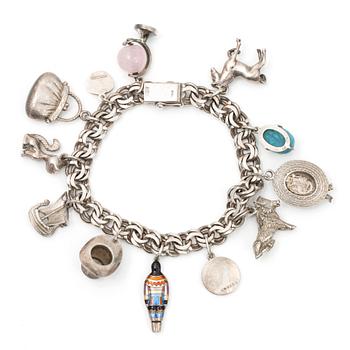 ARMBAND med berlocker, silver, svenska importstämplar, 1900-tal. Vikt ca 46 gram.