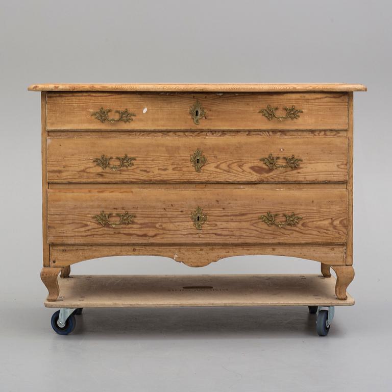 A mid 18th century late baroque chest of drawers.