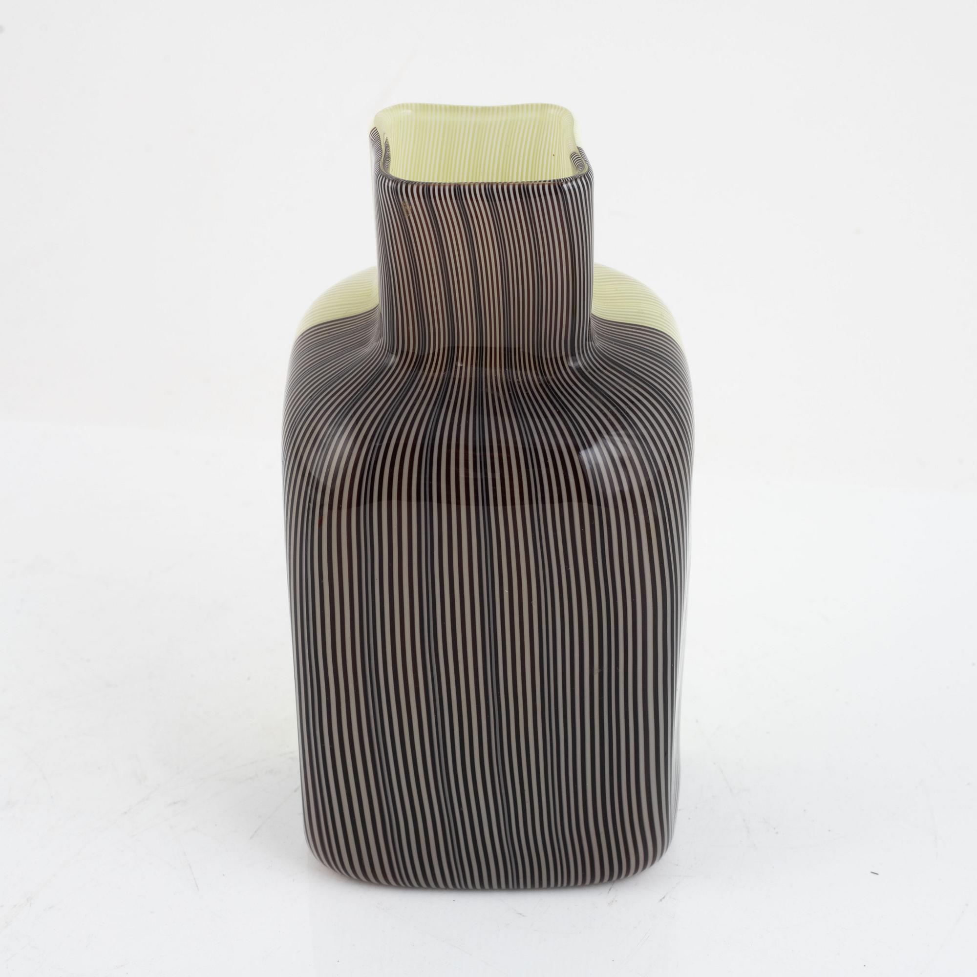 Carlo Scarpa, vase, glass, "Tessuto", Venini, Murano, Italy.