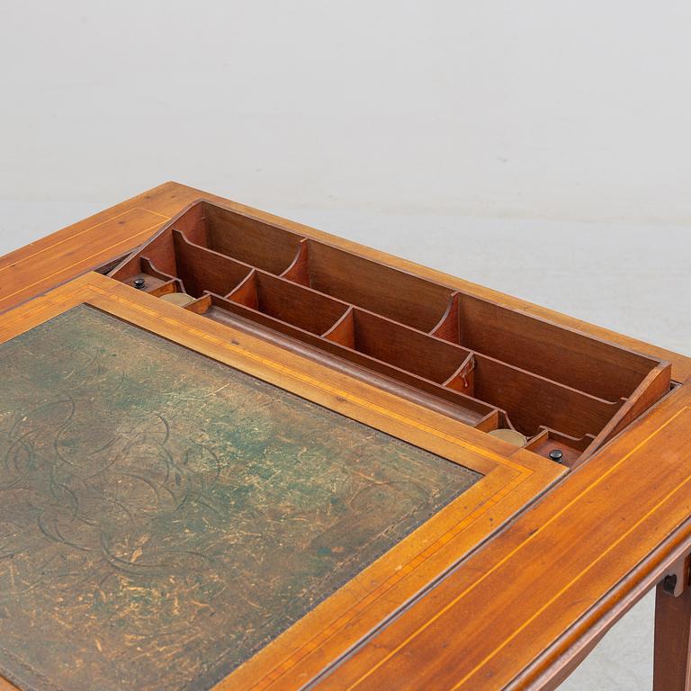 A Stone's Patent mahogany table. Around 1900.