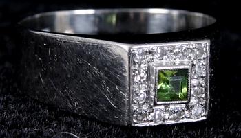 RING, vitguld, briljanter samt grön sten. Tot vikt 4 gram.