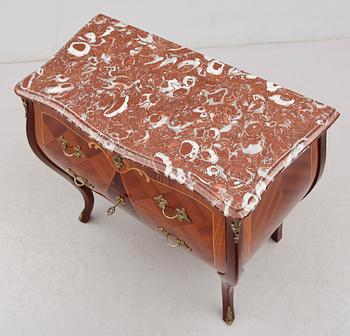 BYRÅ, rokokostil, 1900-talets andra hält.