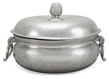 43. A LIDDED PEWTER PORRIDGE DISH,