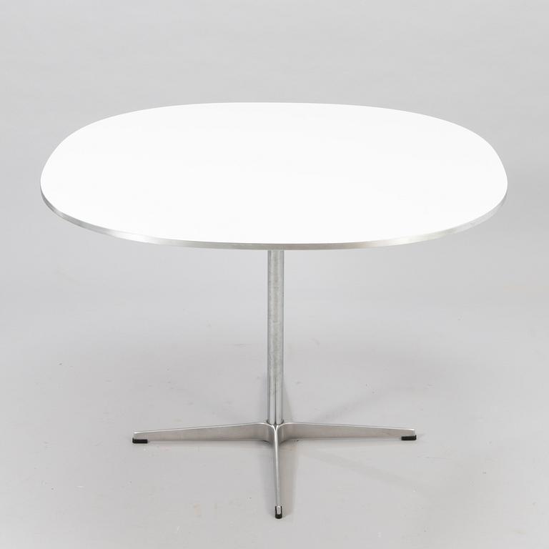 BRUNO MATHSSON & PIET HEIN, CHARLES & RAY EAMES. Bord och tre stolar.
