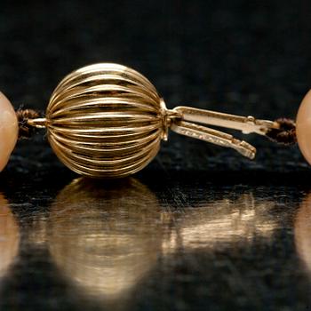 PÄRLCOLLIER samt ÖRHÄNGEN, låset guld 14K, odlade pärlor.