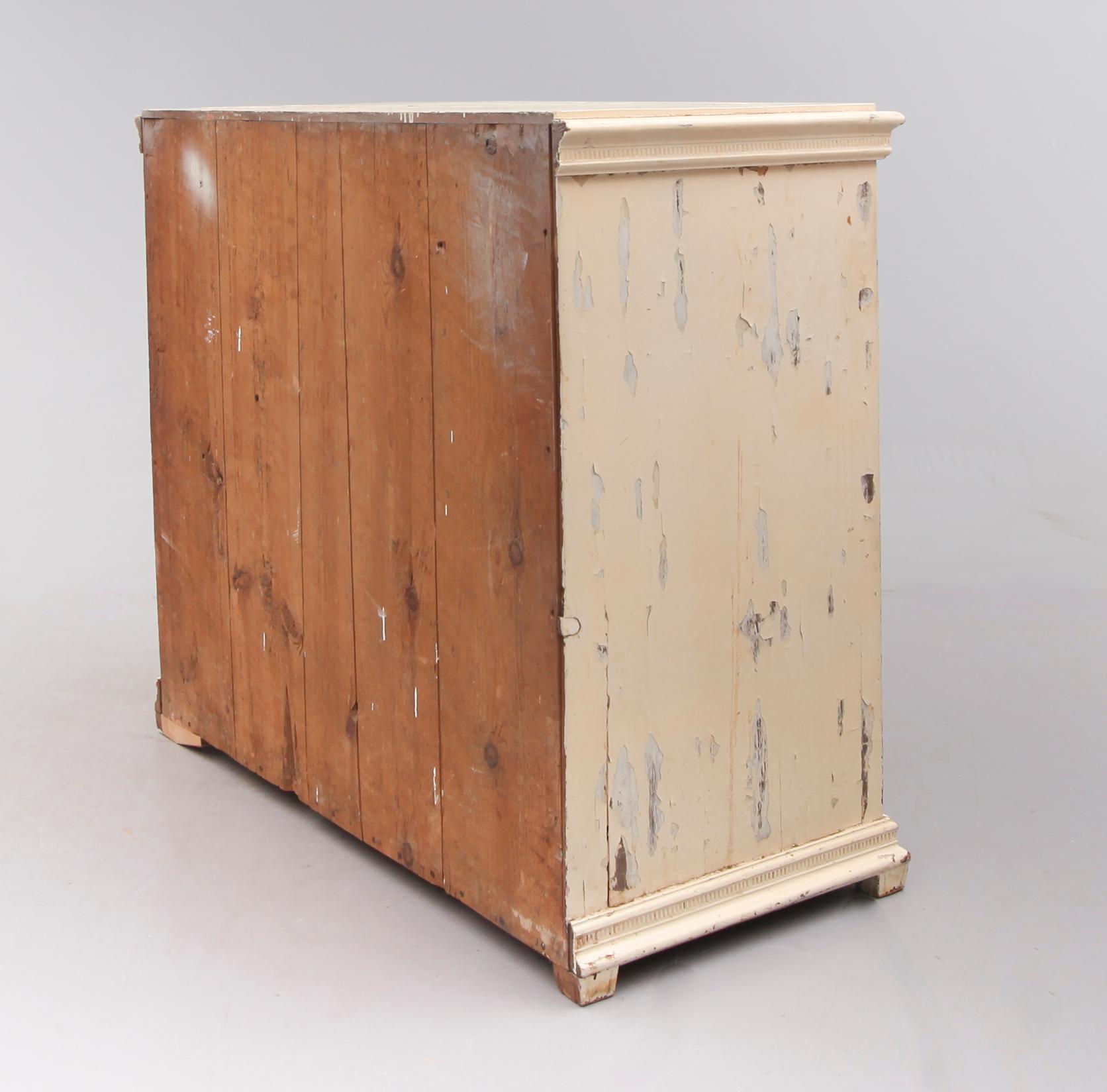 BYRÅ, sengustaviansk, omkring år 1800.