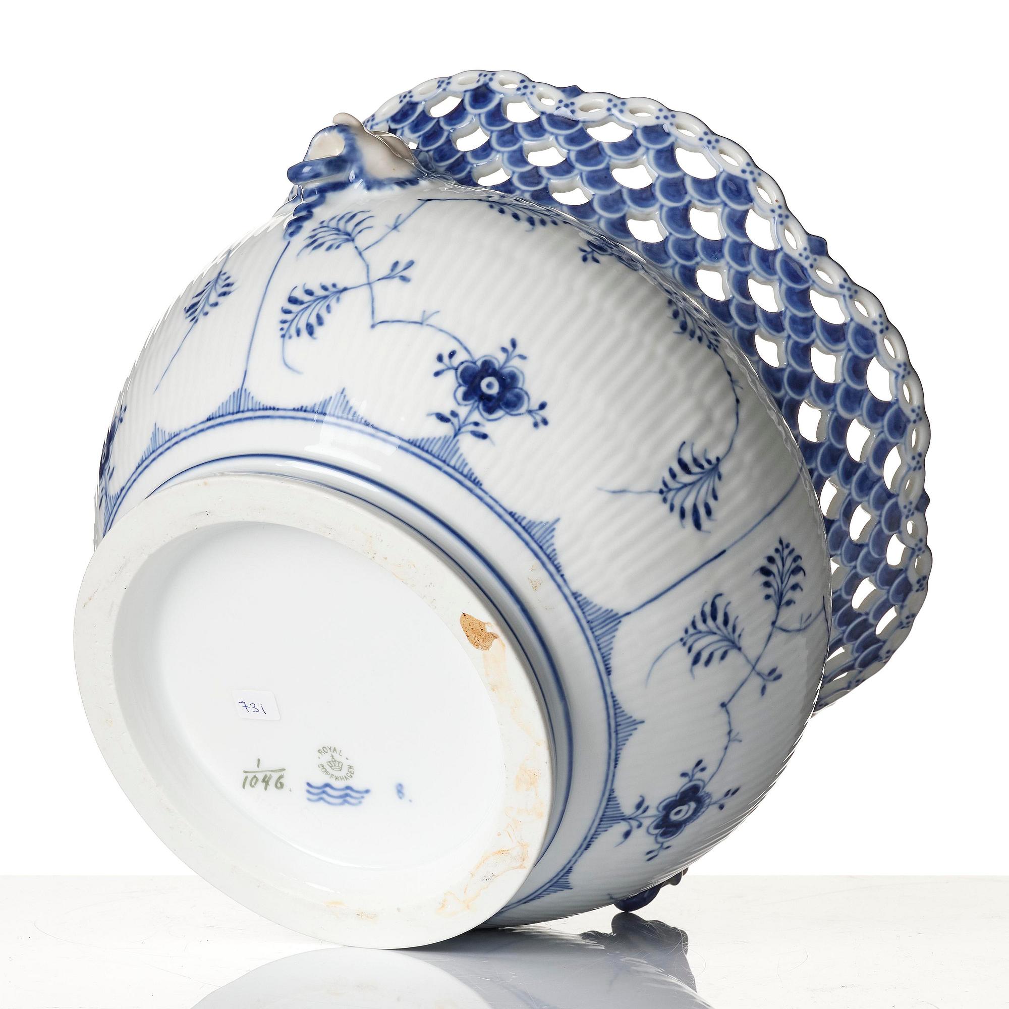 A Royal Copenhagen 'Musselmalet' / 'blue fluted full lace' flower pot, Denmark, 1898-1923.