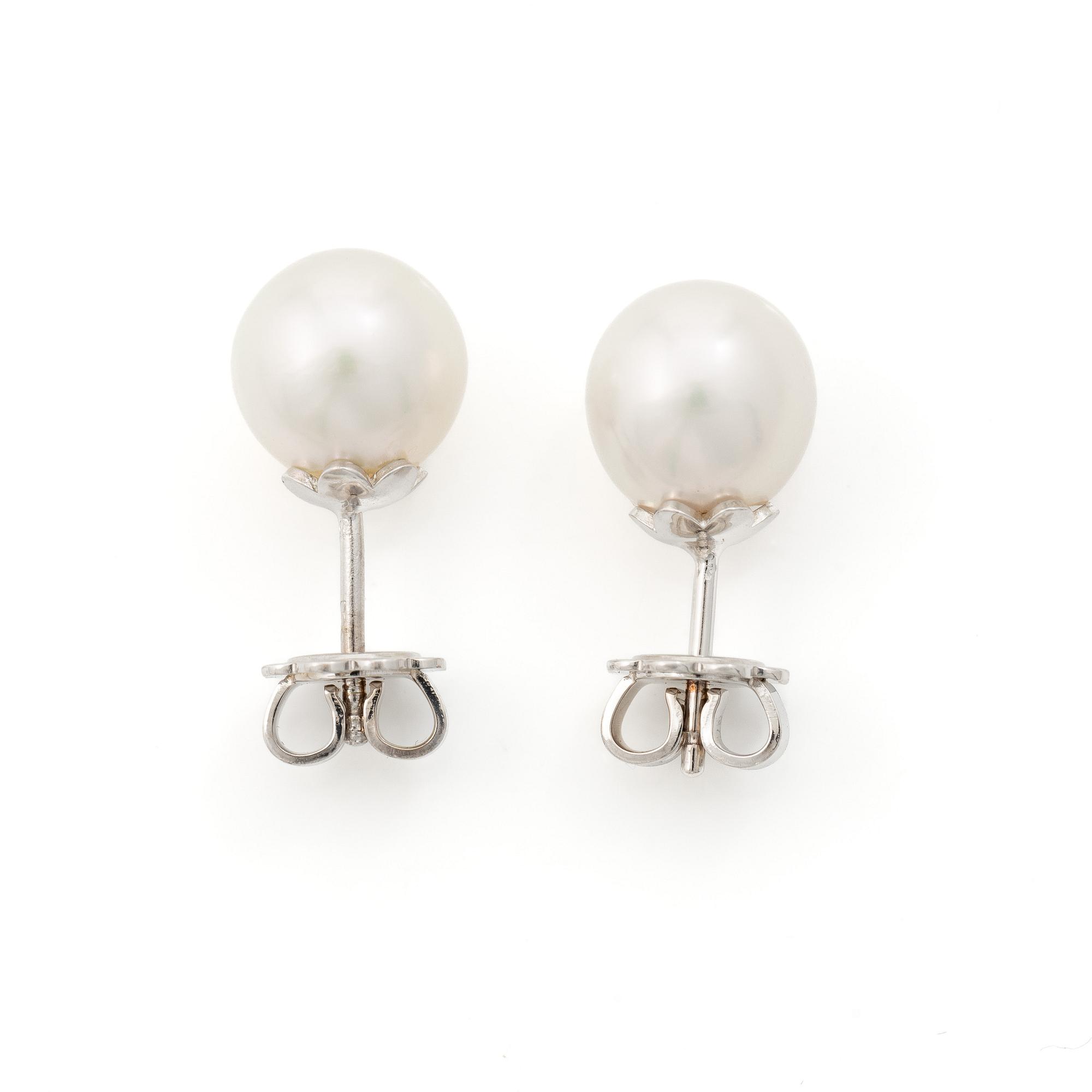 Earrings in 18K white gold with cultured freshwater pearls.