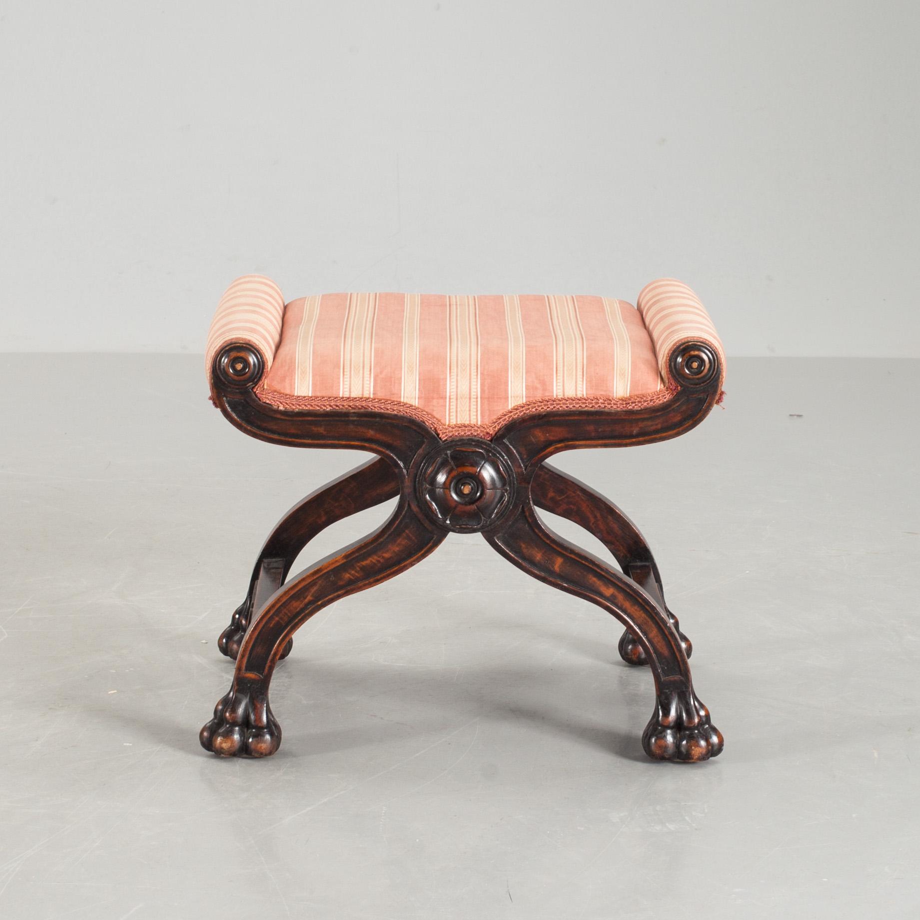 TABURETT, Chippendale-stil. 1900-talets första hälft.
