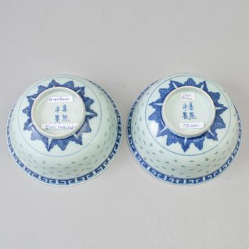 A pair of Chinese blue and white porcelain bowls, early 20th century.