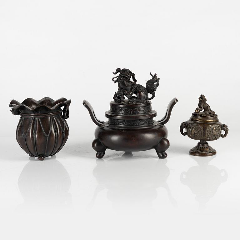 A group of three Japanese bronze censers, late Meiji (1868-1912).