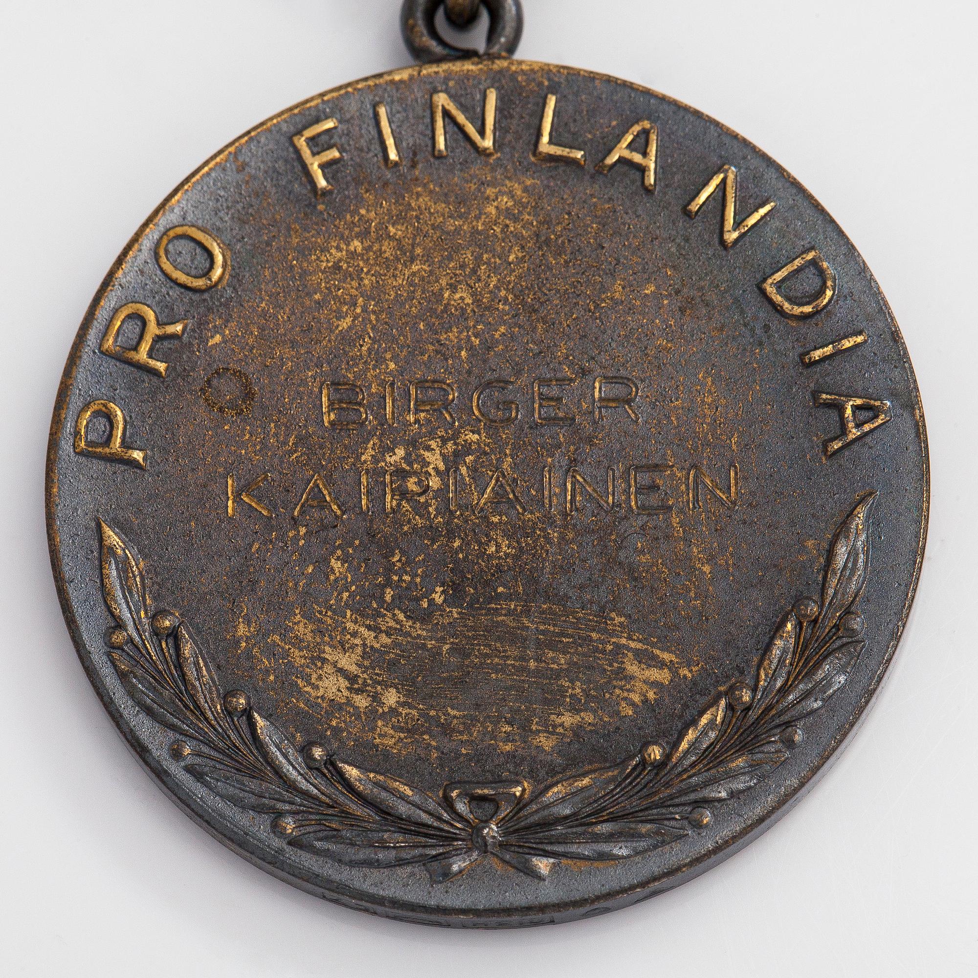 Birger Kaipiainen, "Pro Finlandia" medalj samt miniatyrmedalj, silver, tillverkare Tillander Helsingfors.