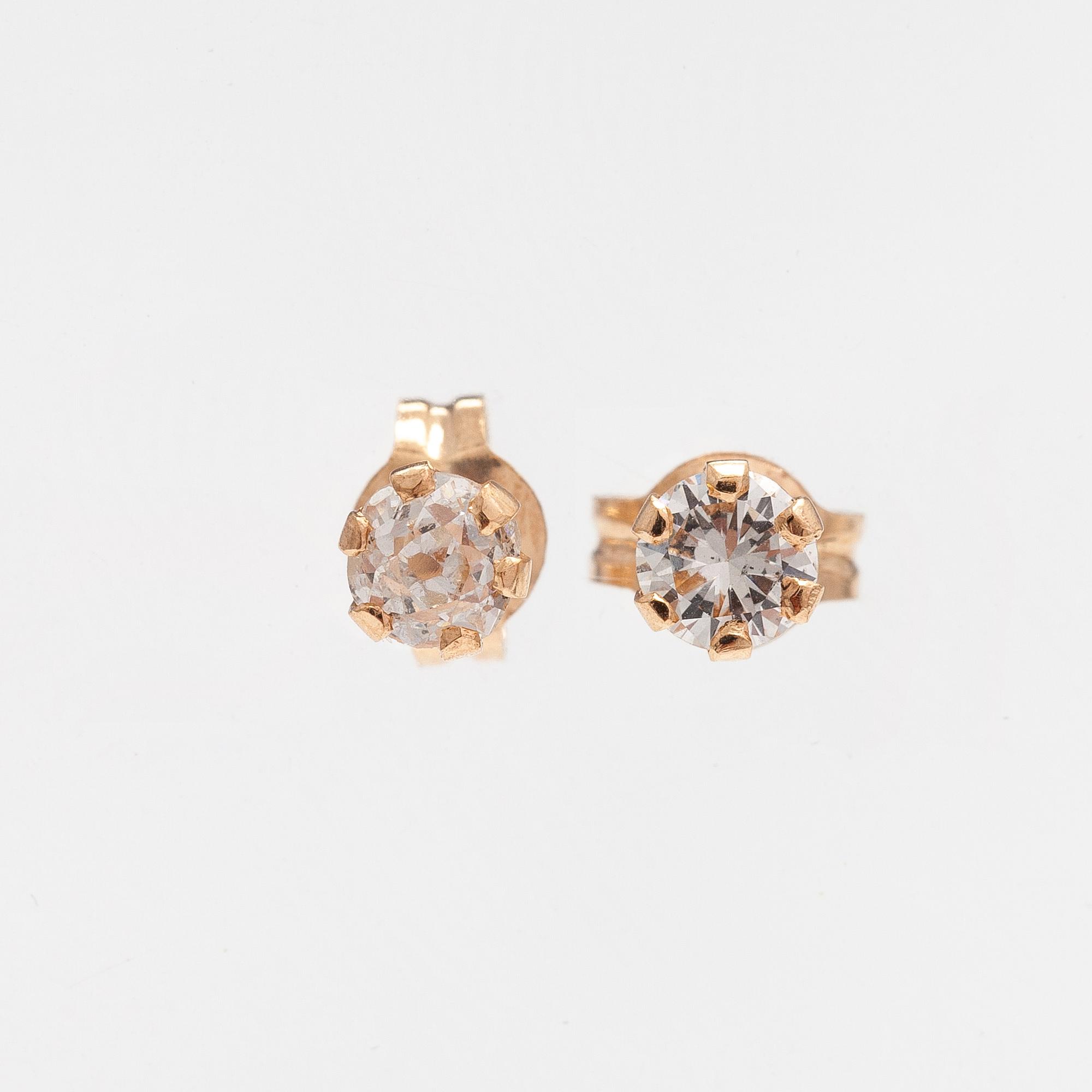 A pair of 14K gold earrings with diamonds ca. 0.34 ct in total.