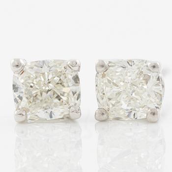 Örhängen, ett par, 18K vitguld med cushionslipade diamanter totalt 1.44 ct, medföljande GIA dossier.