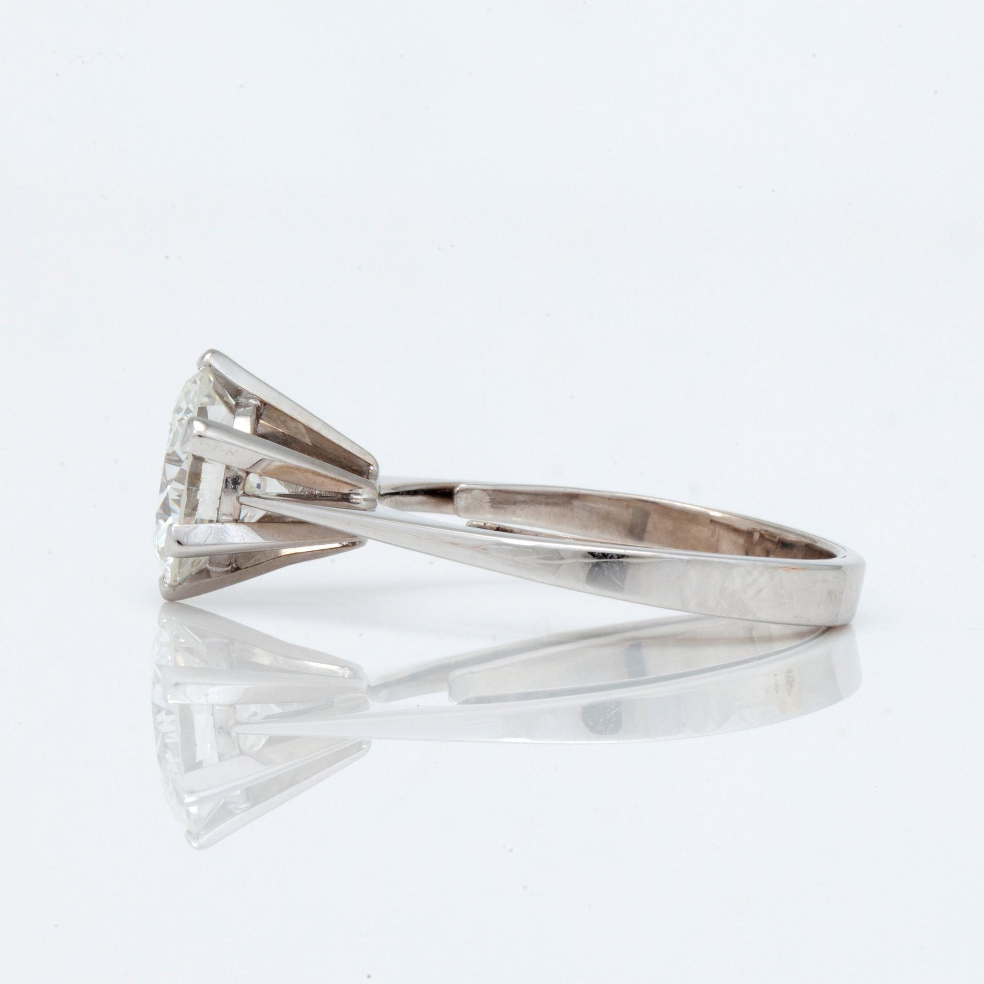 RING med briljantslipad diamant 2.33ct. Kvalitet G/VS2 enligt certifikat.